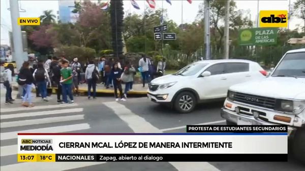 Estudiantes cierran calles en reclamo de mayor presupuesto para Educación - Nacionales - ABC Color