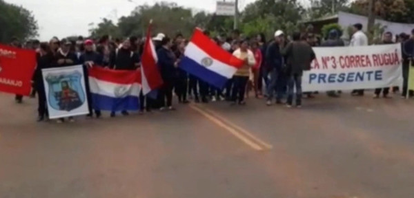 Pobladores de San Pedro del Ycuamandiyú cierran ruta y exigen asfalto | Noticias Paraguay