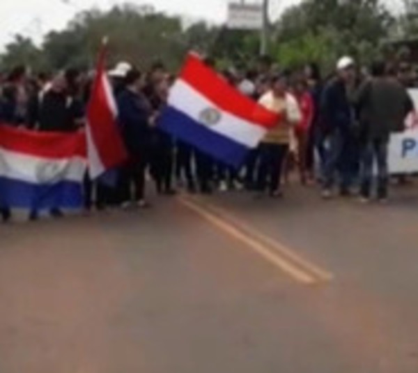 Pobladores de San Pedro reclaman a la MOPC la elaboración de asfalto  - Paraguay.com