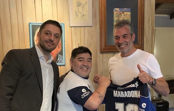 Maradona, nuevo DT de dos paraguayos
