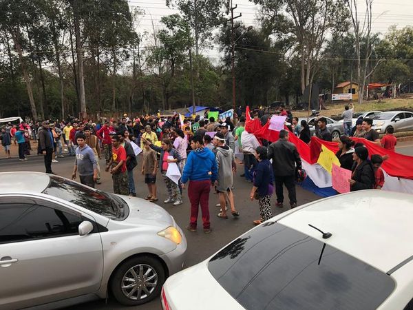 Ocupantes de la expropiedad de Stroessner bloquean la supercarretera Itaipú - Nacionales - ABC Color