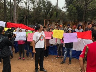 Sintechos intentan impedir desalojo de antigua casa de Stroessner