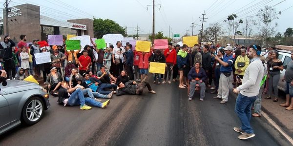 Invasores de expropiedad de Stroessner bloquean calle y ciudadanía pide sanciones