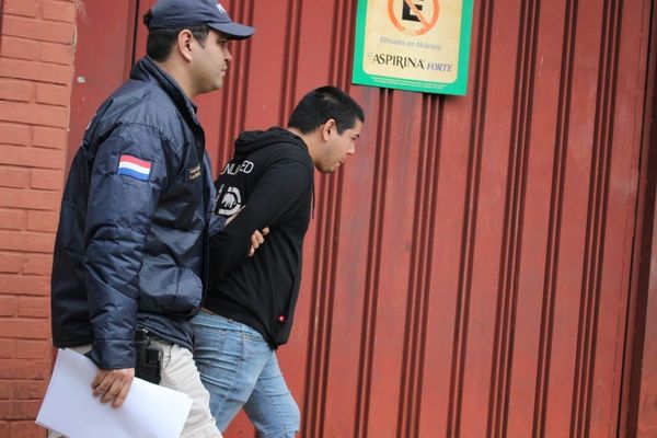 Detienen e imputan a hombre que pretendía viajar con US$ 300 mil