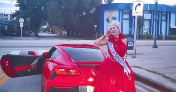 Miss se  paseó en  un Ferrari