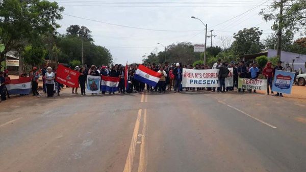 Cierran ruta para pedir asfaltado