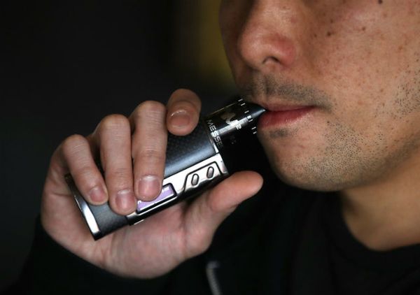 Michigan prohíbe vapeo en jóvenes