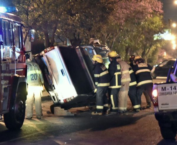 Camioneta vuelca tras esquivar a una motocicleta sin luces - Nacionales - ABC Color