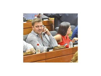 Legislador oficialista dice que es difícil ser coherentes dentro de su bancada