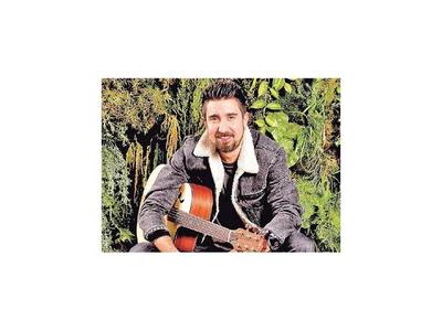 El artista español Alex Ubago canta mañana al amor