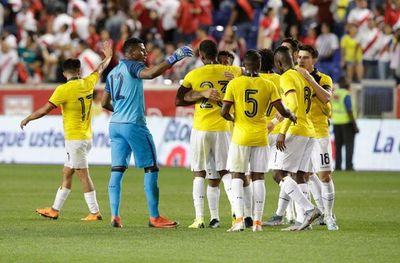 Un renovado Ecuador derrota a Perú - Fútbol - ABC Color