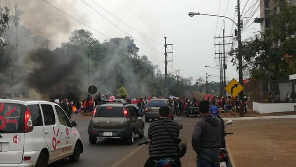 Invasores de exfinca de Stroessner cierran calle y queman cubiertas