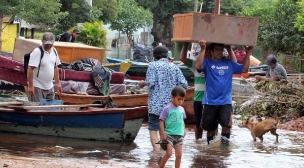 HOY / Operativo retorno a los bañados: 10 mil damnificados quedan aún en la zona céntrica