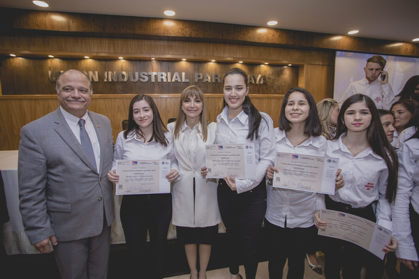 Cerca de 200 personas reciben certificaciones en mandos medios » Ñanduti