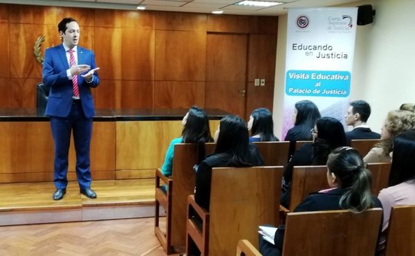 Futuros abogados de Villa Hayes visitan sede judicial