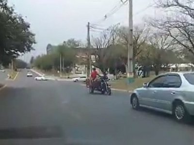 Sobre plena avenida, manejó su motocarro en reversa por varios metros