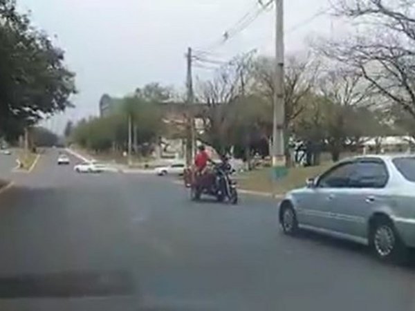 Sobre plena avenida, manejó su motocarro en reversa por varios metros