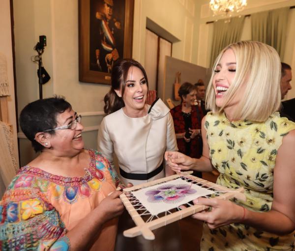 Ivanka Trump observó obras de la artesanía popular, indígena y contemporánea paraguaya en Palacio de Gobierno