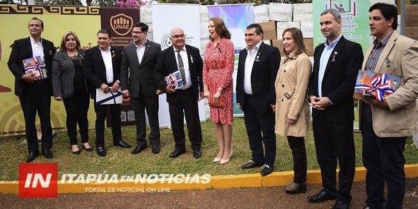 CULTURA ENTREGÓ LOTE DE LIBROS A BIBLIOTECAS PÚBLICAS DE ITAPÚA