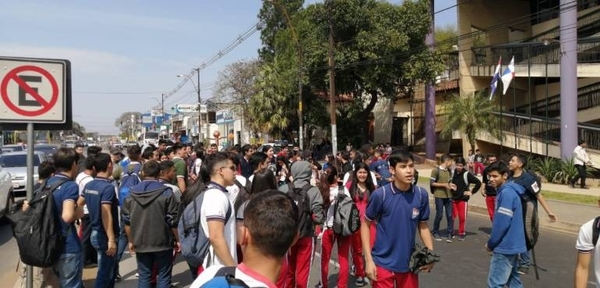 HOY / Secundarios se movilizan por más rubros de educación y amenazan con paro nacional