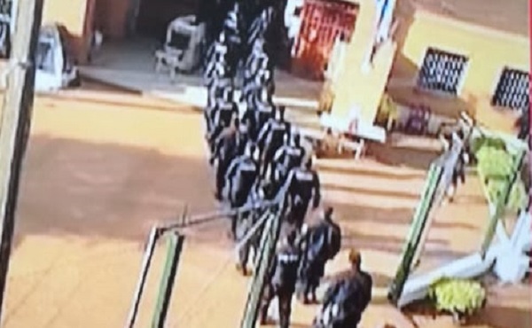 Policías ingresan al pabellón del PCC