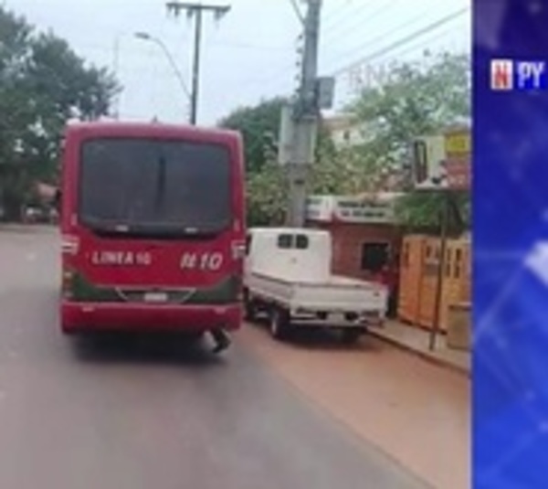 Irresponsabilidad criminal: Niño actúa de acelerador de ómnibus - Paraguay.com