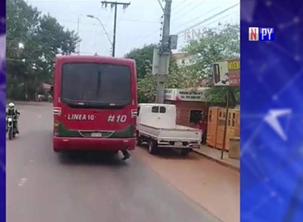 Niño actúa de 'acelerador' de ómnibus | Noticias Paraguay
