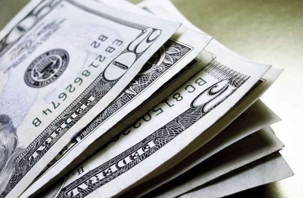 El dólar local sube pese a expectativa