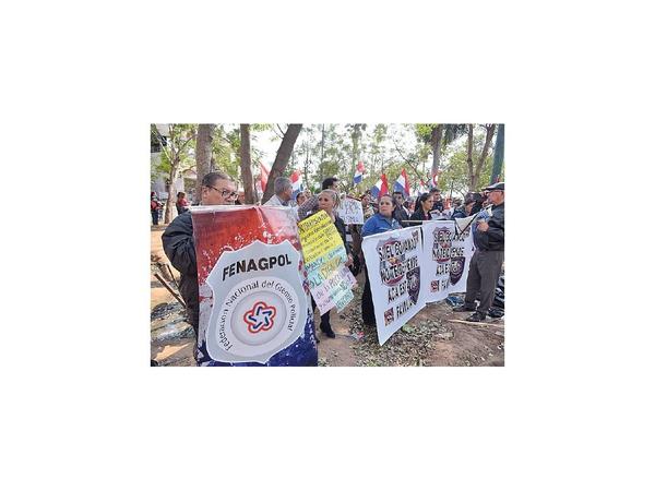Familiares de policías protestan por el proyecto de Marito