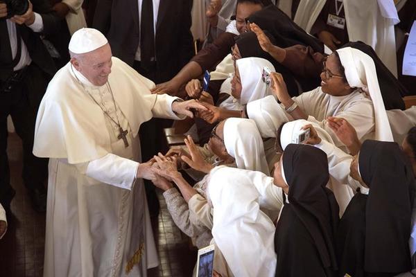 El papa pide a las monjas en Madagascar «que hablen cuando vean algo raro» | .::Agencia IP::.