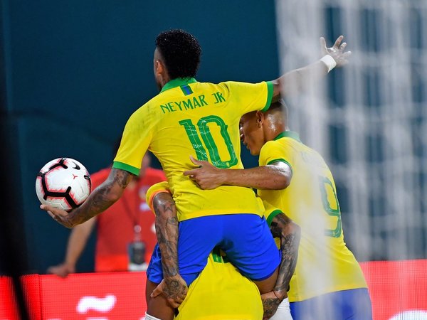 Neymar anota en su regreso pero Brasil no pasa del empate con Colombia