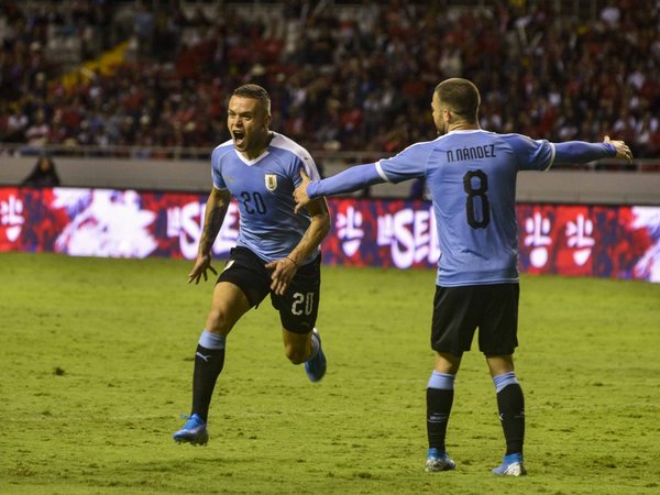 Uruguay vence a Costa Rica con un gol de último minuto