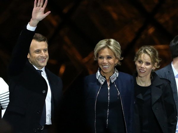 Hija de la primera dama francesa la defiende de los ataques desde Brasil