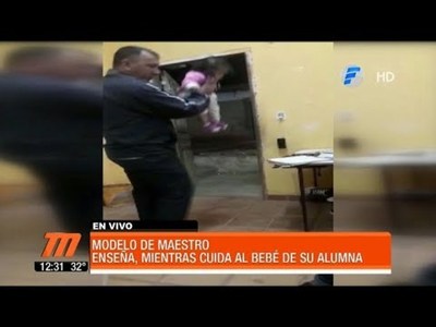 Modelo de maestro: Enseña mientras cuida al bebé de su alumna