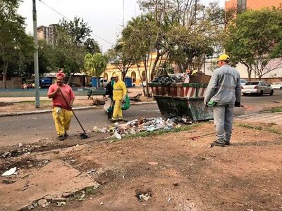 Realizan limpieza tras la salida de damnificados