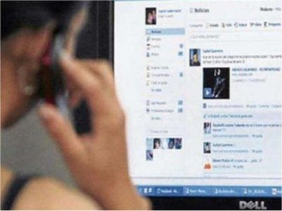 Envió fotos íntimas a un amigo del Facebook y ahora es extorsionada