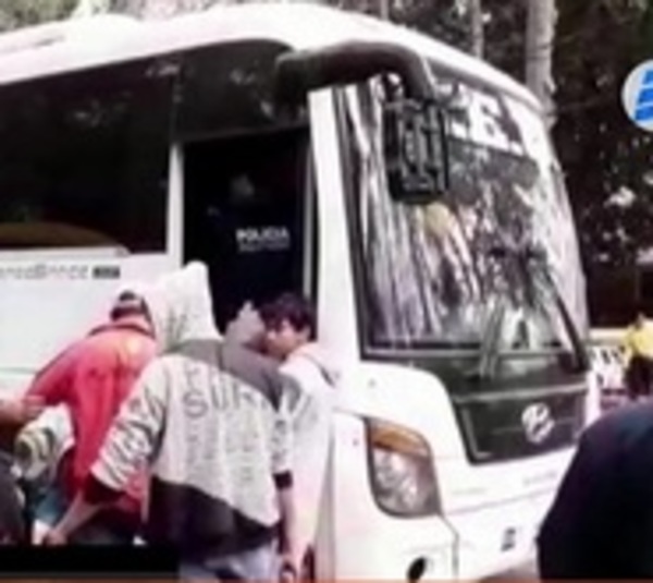 Penal de CDE colapsa y trasladan a reos a Encarnación - Paraguay.com