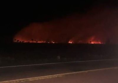 Gran incendio de pastizal afecta la visibilidad en la Ruta 1 - Nacionales - ABC Color