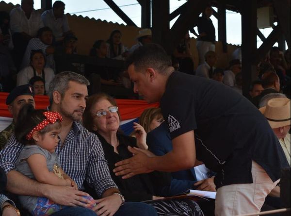 Mario Abdo promete ayuda económica para una niña que debe operarse en China - Nacionales - ABC Color