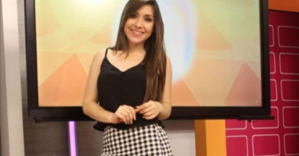 Lee noticias y toca la batería (video)