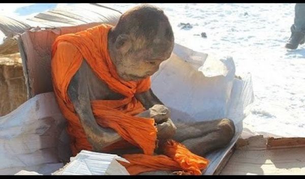 Monje no está muerto sino meditando