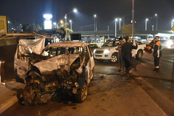 Choques dejaron un fallecido y un camión incendiado en esta madrugada - Nacionales - ABC Color