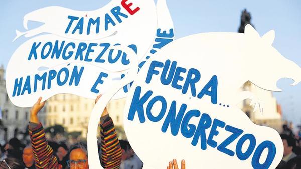 Miles de peruanos reclaman el cierre del Congreso - ADN Paraguayo