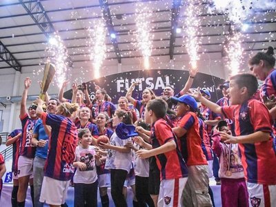 El Ciclón festejó en femenino