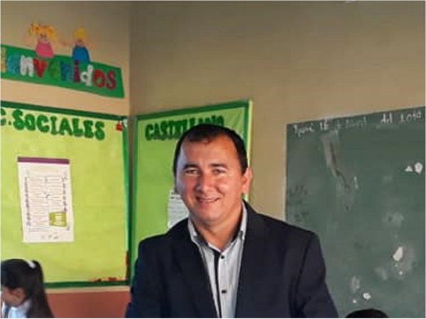 Un profesor cuida al bebé de su alumna mientras da clases