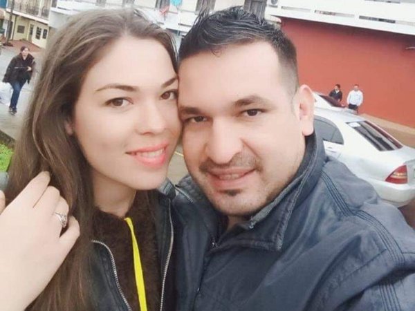 Enojada golpeó el volante de su novio: volcaron y ella falleció