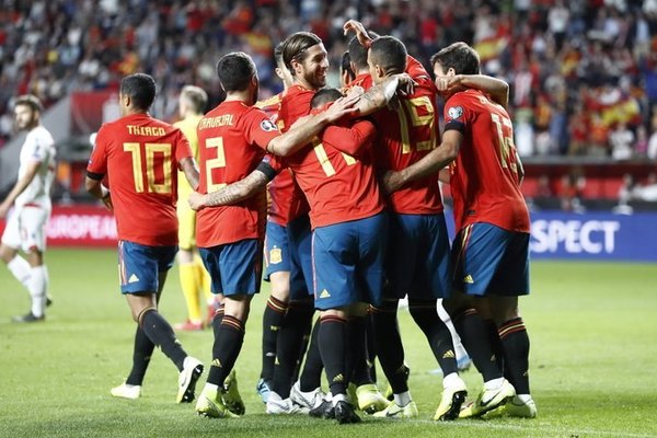España golea fácil hacia la Eurocopa