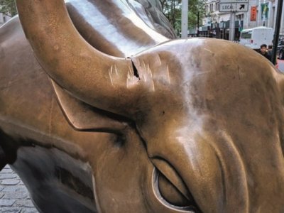 Detenido un hombre por dañar a golpes el toro de Wall Street