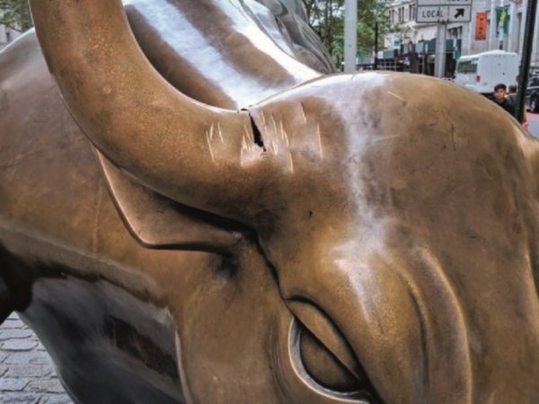 Detenido un hombre por dañar a golpes el toro de Wall Street