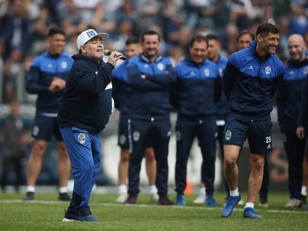 Maradona fue presentado como nuevo DT de Gimnasia